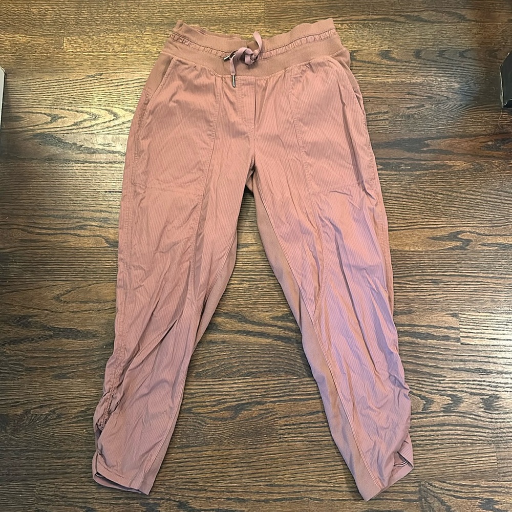 Lululemon pink cropped joggers
